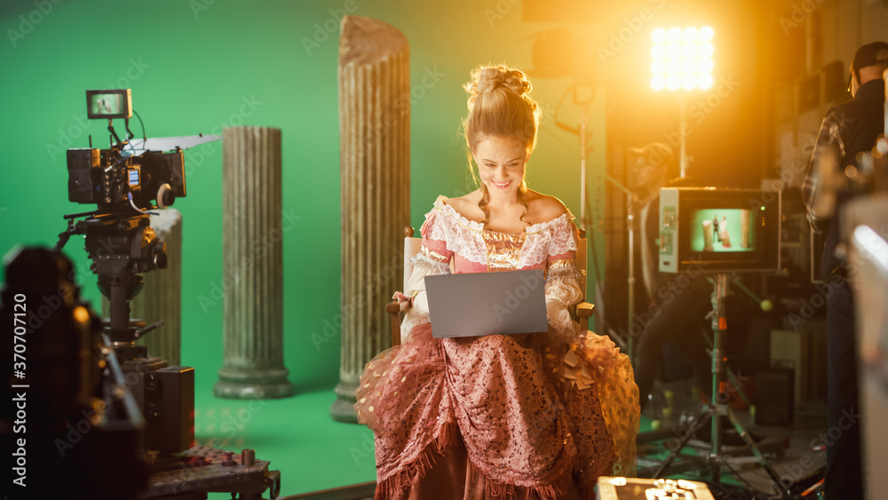 Actress Using Computer Foto de Beautiful Smiling Actress Wearing Renaissance Dress, Sitting on ...