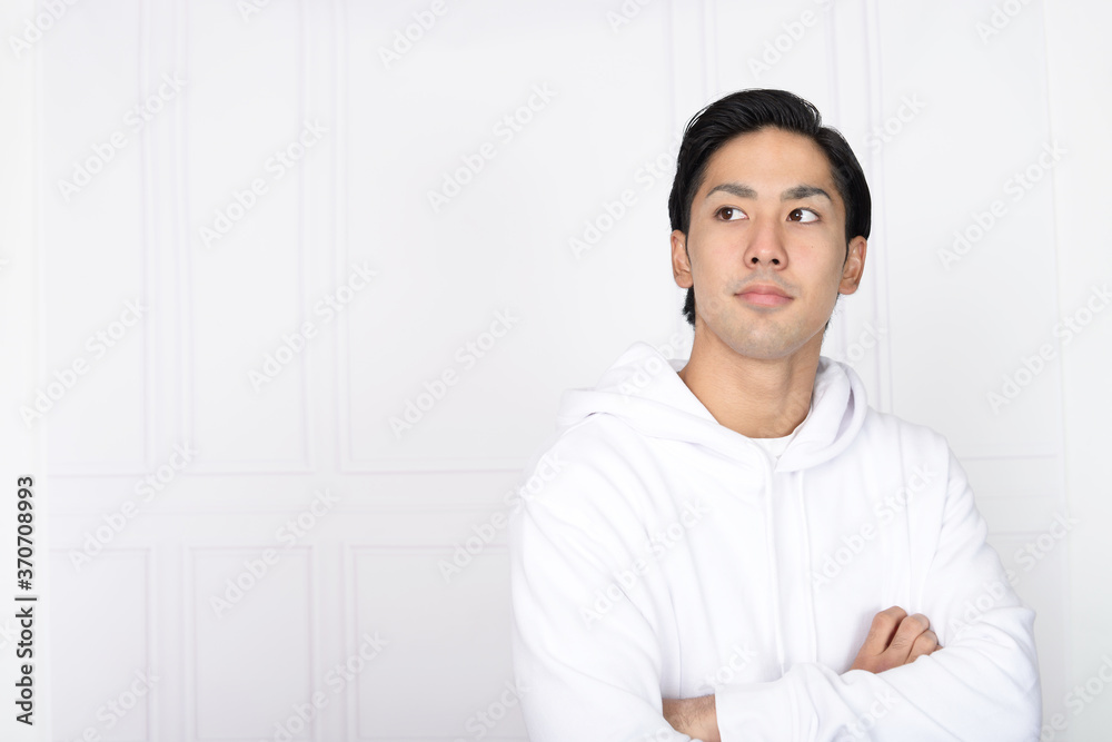 腕組をする男性 腕組をする男性