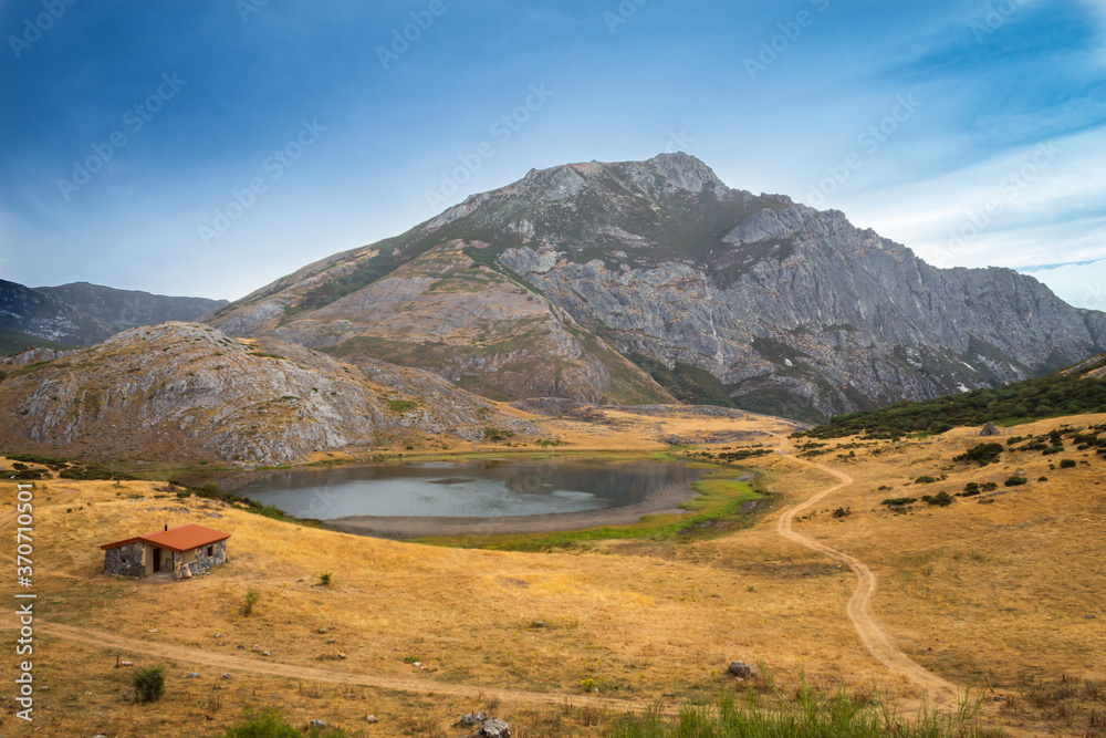 Una cabaña junto a un lago de montaña es un lugar maravilloso para pasar el tiempo.