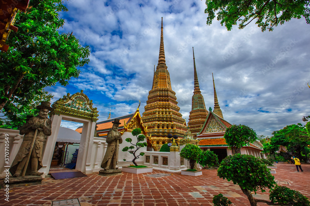 background of important religious attractions in Bangkok (Wat Phra Chetuphon (Wat Pho - reclining Buddha), a large pagoda and beautiful sculptural art give future generations to explore its history