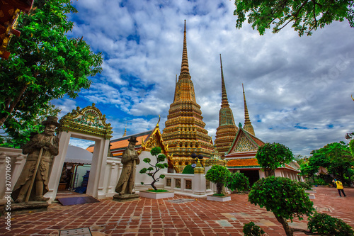 background of important religious attractions in Bangkok (Wat Phra Chetuphon (Wat Pho - reclining Buddha), a large pagoda and beautiful sculptural art give future generations to explore its history