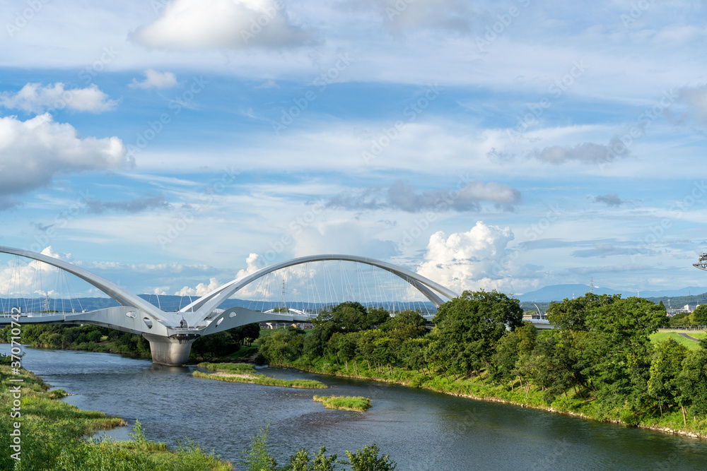 Fototapeta premium 青空の下の大きな橋