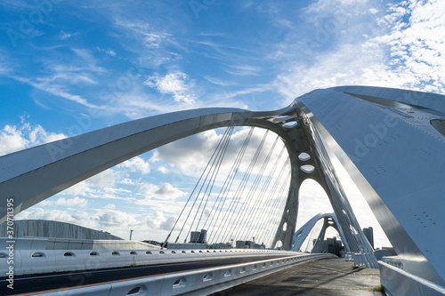 青空の下の大きな橋