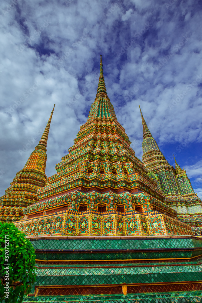 background of important religious attractions in Bangkok (Wat Phra Chetuphon (Wat Pho - reclining Buddha), a large pagoda and beautiful sculptural art give future generations to explore its history