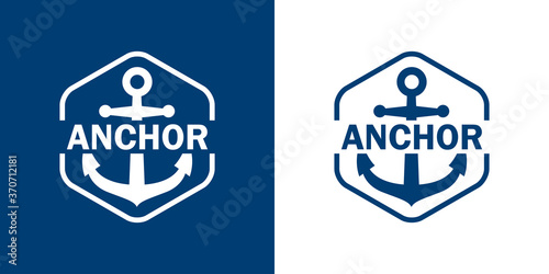Logotipo estilo nautical con palabra Anchor. Icono plano ancla en hexágono lineal en fondo azul marino y blanco
