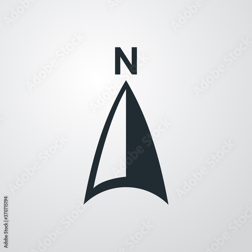 Símbolo del norte. Logotipo flecha de brújula con letra N en fondo gris