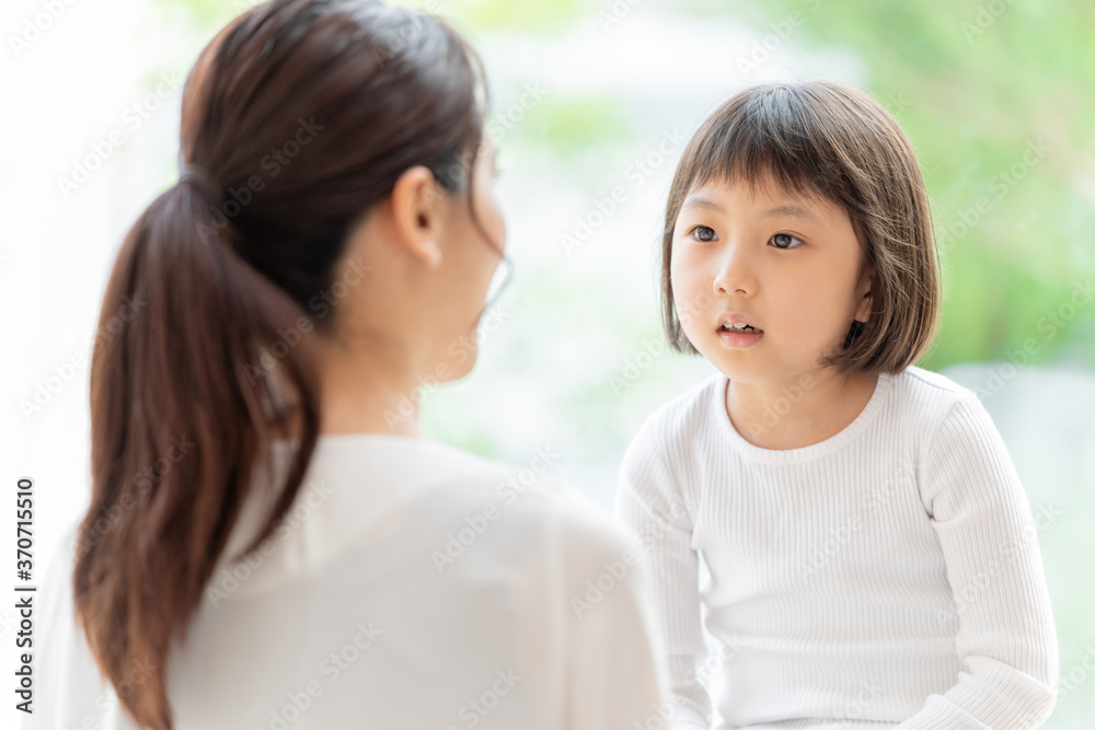 お母さんと遊ぶ女の子 お母さんと遊ぶ女の子