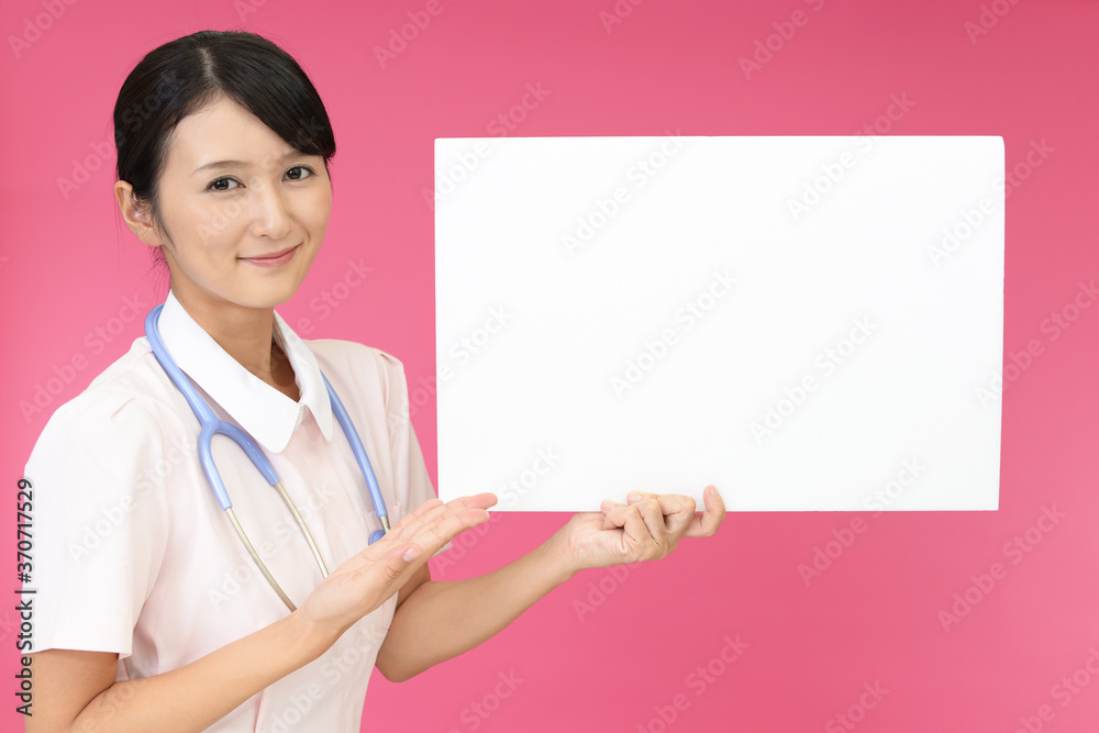 ホワイトボードを持つ看護師