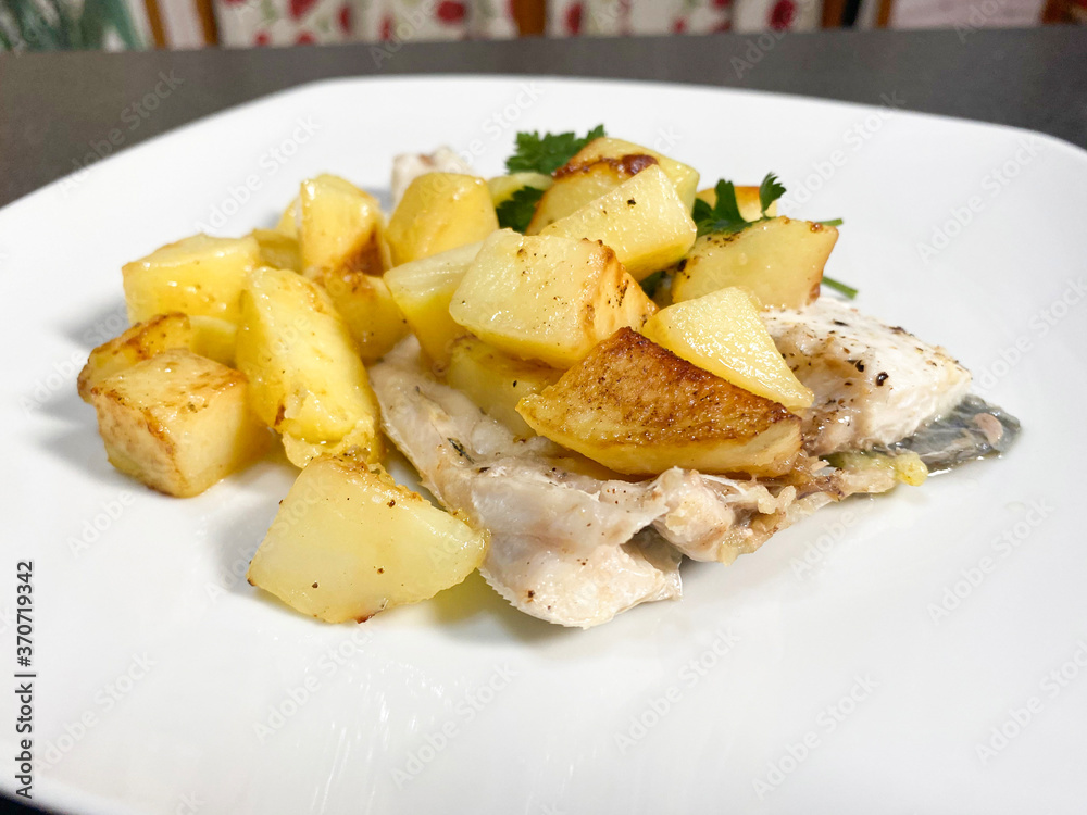 Merluzzo cotto in padella con le patate Merluzzo cotto in padella con le patate
