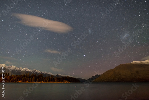Fotografía Starry night at Lake Wakatipu and the Remarkables with visible Magellanic clouds