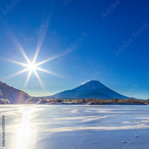 富士山と全面氷結した精進湖、山梨県富士河口湖町にて
