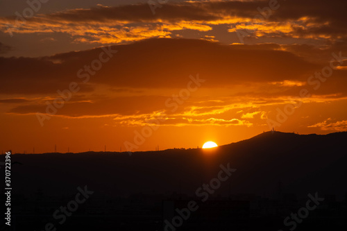 綺麗な朝焼けと山から昇る朝日 © sigmaphoto