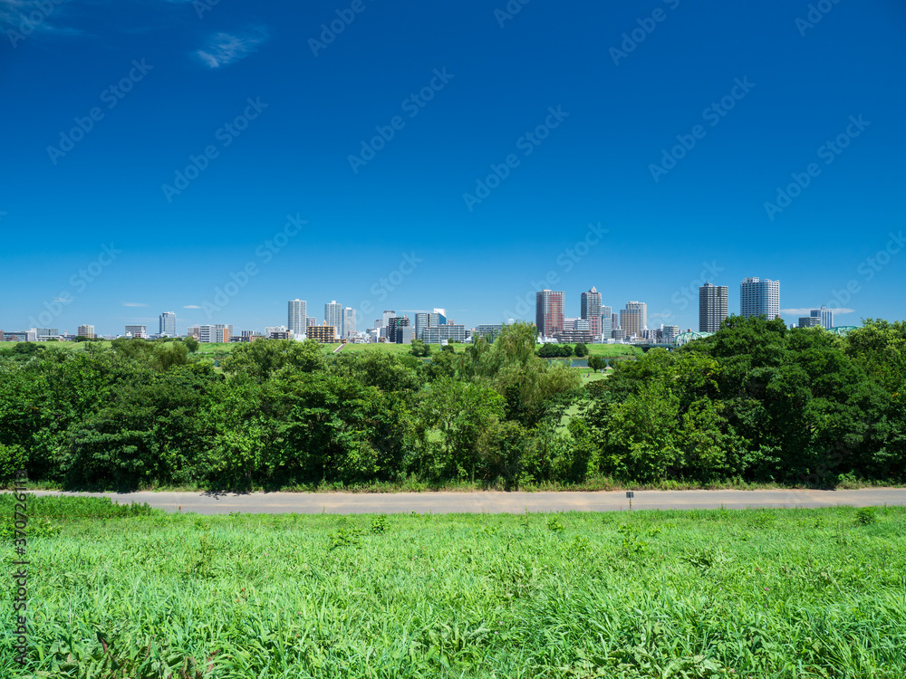 Fototapeta premium 真夏の青空広がる東京都赤羽の風景。奥の町並みは埼玉県川口市。8月。