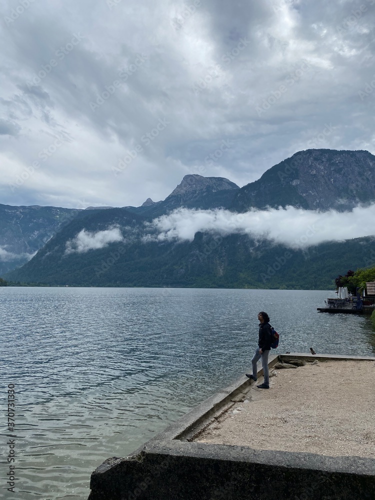 hallstätter see in hallstatt dorf in österreich