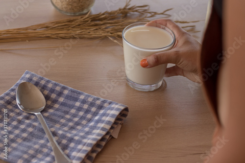 Slika na platnu Mano cogiendo un vaso de leche