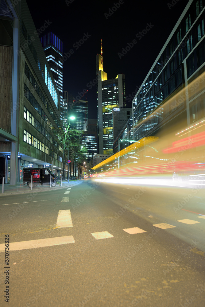 Naklejka premium Ein fahrendes Auto in die Innenstadt von Frankfurt