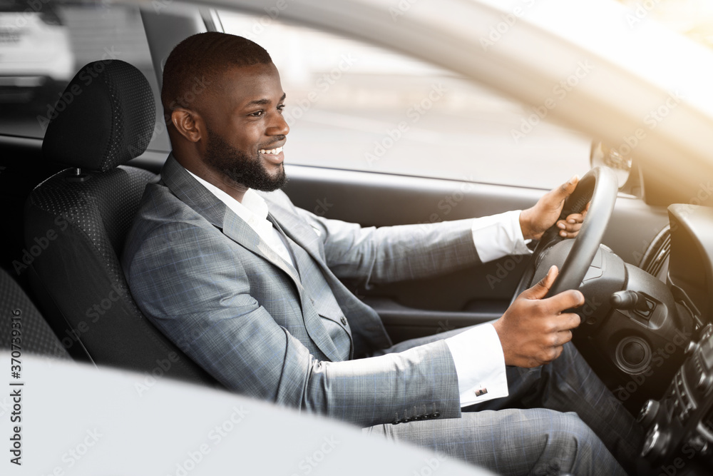 Cheerful african american businessman driving to work - obrazy, fototapety, plakaty 