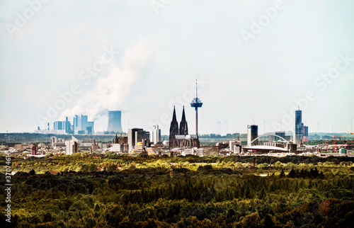 Deutschland; Blick über die Kölner Bucht, auf die Stadt Köln und das Braunkohle Kraftwerk Weisweiler-Eschweiler vor Aachen. photo