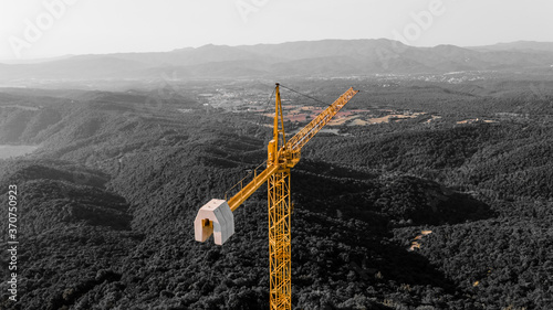 Grúa de Construcción y Reforma en lo alto de unas grandes montañas a 600 metros de altura