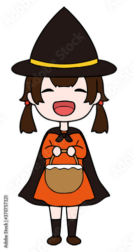 ハロウィンに仮装をしてかごを持ち笑顔の女の子