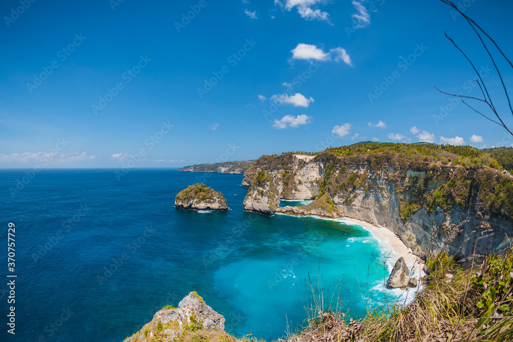 Naklejka premium Diamond beach with blue ocean, sky and cliff in Nusa Penida island