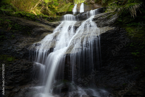 美しい渓谷 滝の風景 © tagu