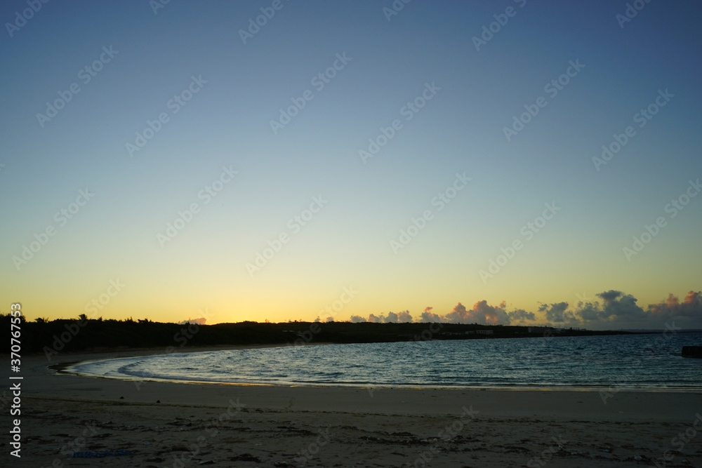 2020年8月、伊良部島の早朝のビーチ。沖縄県、日本。
