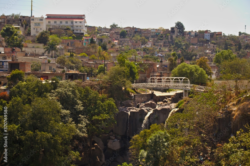 Brücke über einen Canyon im Norden von Guadalajara