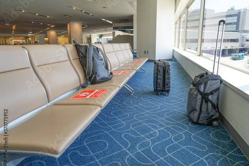 空港の搭乗ターミナル ベンチの周辺に置かれた複数のバッグ