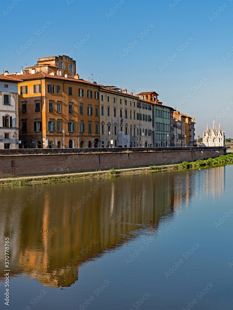 Häuserzeile am Fluss Arno in Pisa in der Toskana in Italien 