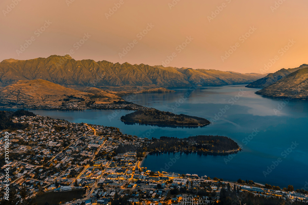 Φωτογραφία sunset over the lake and landscape in Queenstown, South New Zealand