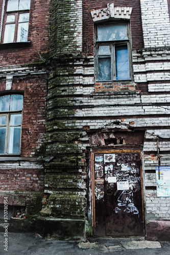 Fototapeta Naklejka Na Ścianę i Meble -  old abandoned house in old town