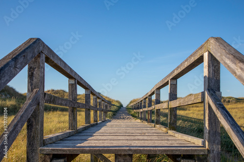 Holzsteg durch die Dünen an der Nordsee