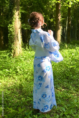 森林と美しい浴衣女性