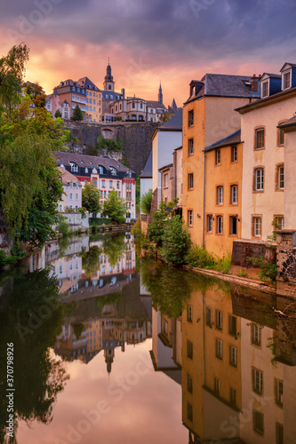 Obraz na płótnie Luxembourg City, Luxembourg. Cityscape image of old town Luxembourg skyline during beautiful summer sunset. w salonie