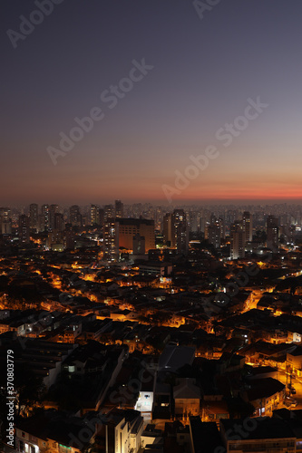 Paisagem do anoitecer na cidade de São Paulo com o belo colorido do céu. 