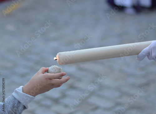 Prendiendo una vela en semana santa