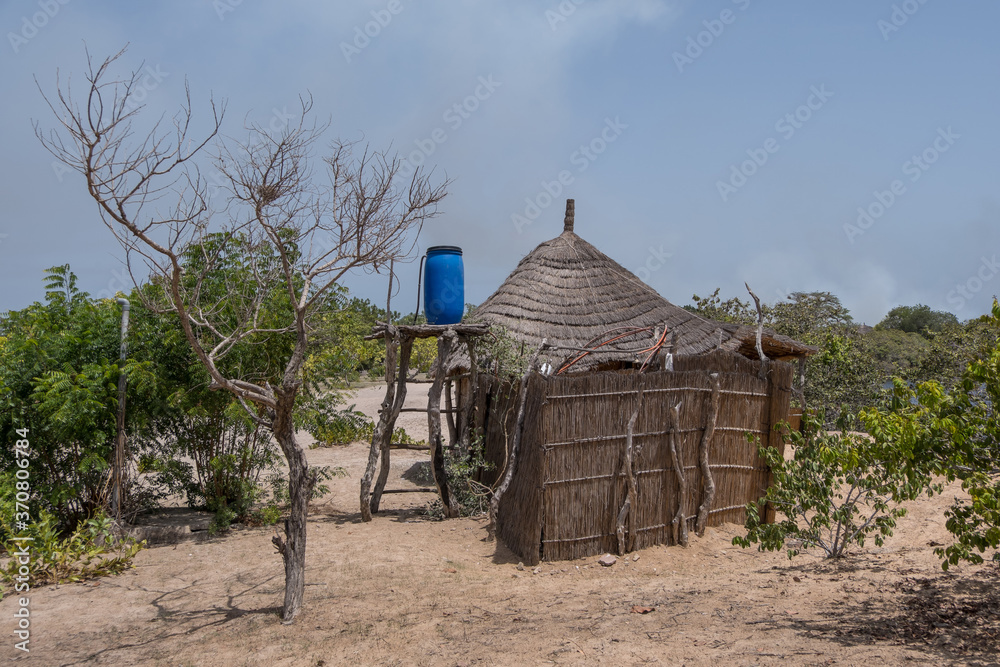 Cabaña entre árboles en la isla de Sipo, Senegal