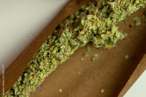Foto Cannabis marijuana rolled in blunt close up top view