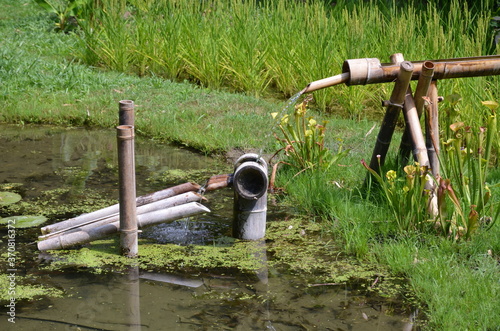 FONTAINE JAPONAISE EN BAMBOU JARDIN JAPONAIS BAMBOUSERAIE FRANCE