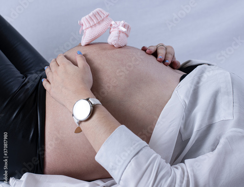 Mujer embarazada con botines