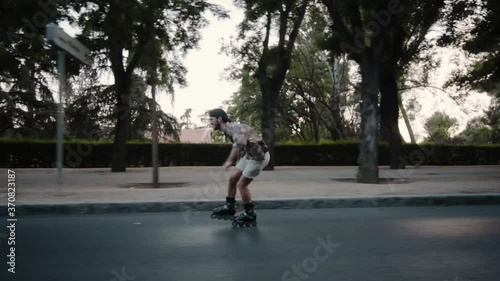 Wallpaper Mural Plano medio camara lenta retrato chico moderno caucasico con gafas, gorra negra y camisa colorida moderno con patinando libre  libertad hipster estilo luz y sombras sonriendo bosque verde  Torontodigital.ca