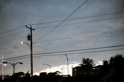 un poteau électrique le soir photo