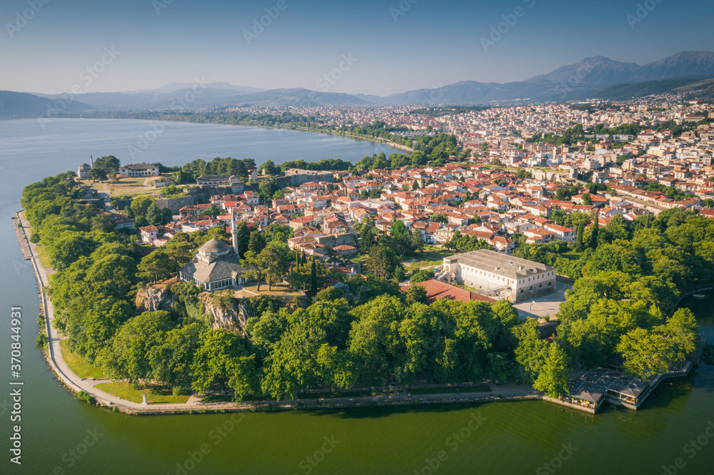 Obraz premium Ioannina (Yannena) on the shore of Lake Pamvotis in Epirus, Greece
