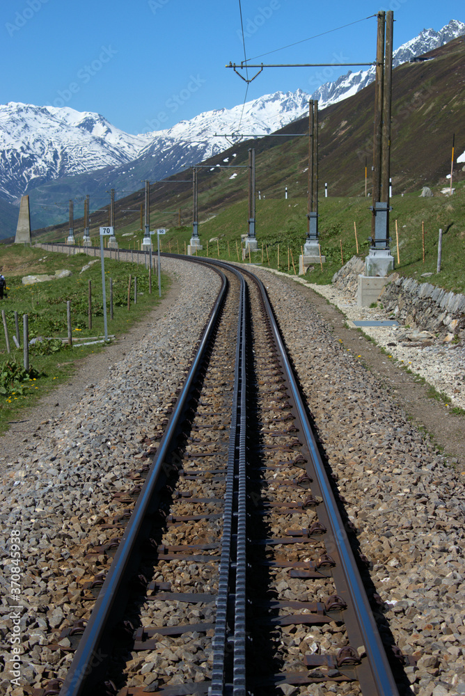 Bahngleis auf dem Oberalppass in der Schweiz 21.5.2020