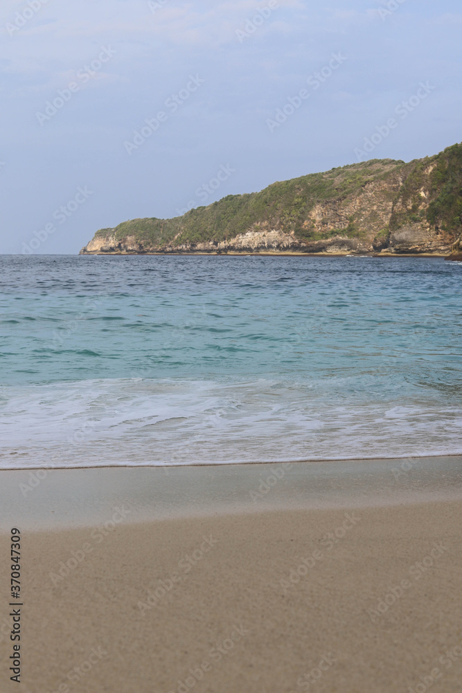 Obraz premium Manta Bay or Kelingking Beach on Nusa Penida Island, Bali, Indonesia. Amazing view, white sand beach with rocky mountains and azure lagoon with clear water of Indian Ocean 