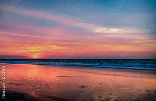 Atardecer en la playa de Tonsupa, Esmeraldas - Ecuador. Sunset at Tonsupa