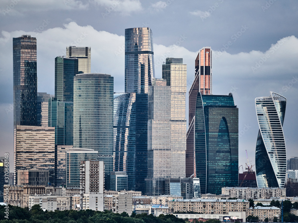 Obraz premium Moscow-City business center against the background of thunderclouds from the observation deck of Moscow State University