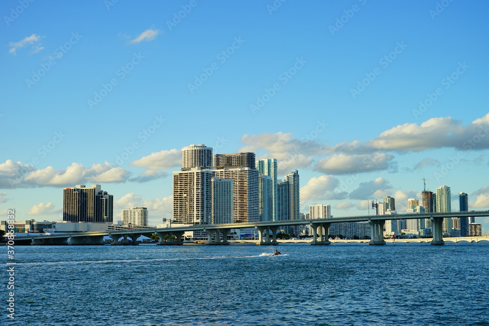Fototapeta premium Miami downtown and beach at sun set