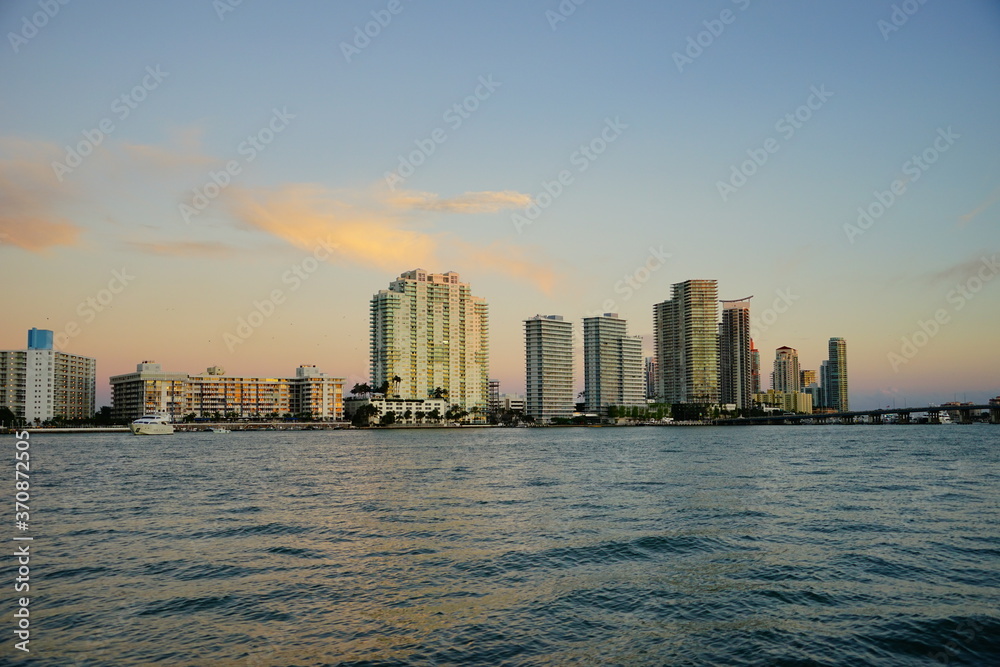 Obraz premium Miami downtown and beach at sun set
